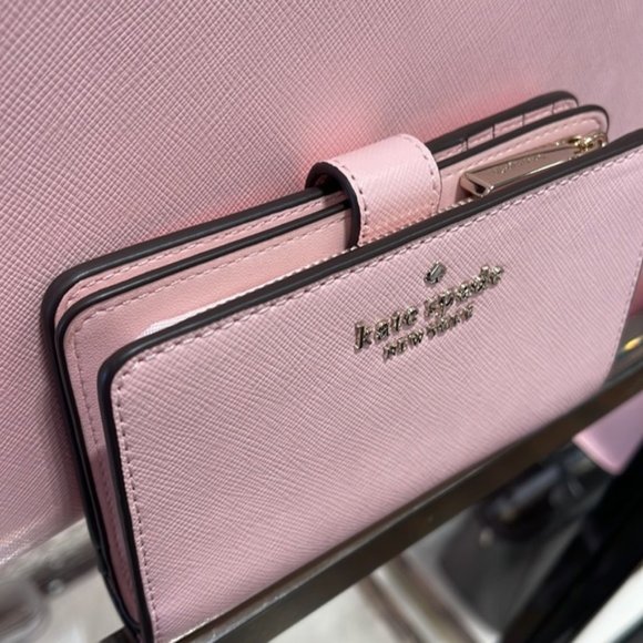 Kate Spade Madison Medium Compact Bifold Wallet Conch Pink
Color: Conch Pink
NWT - Picture 6 of 16
